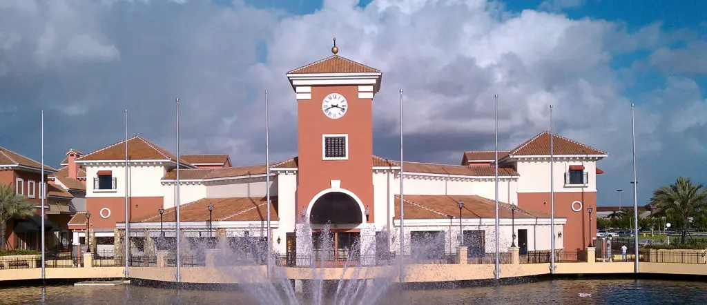 A large building with a fountain in front of it.